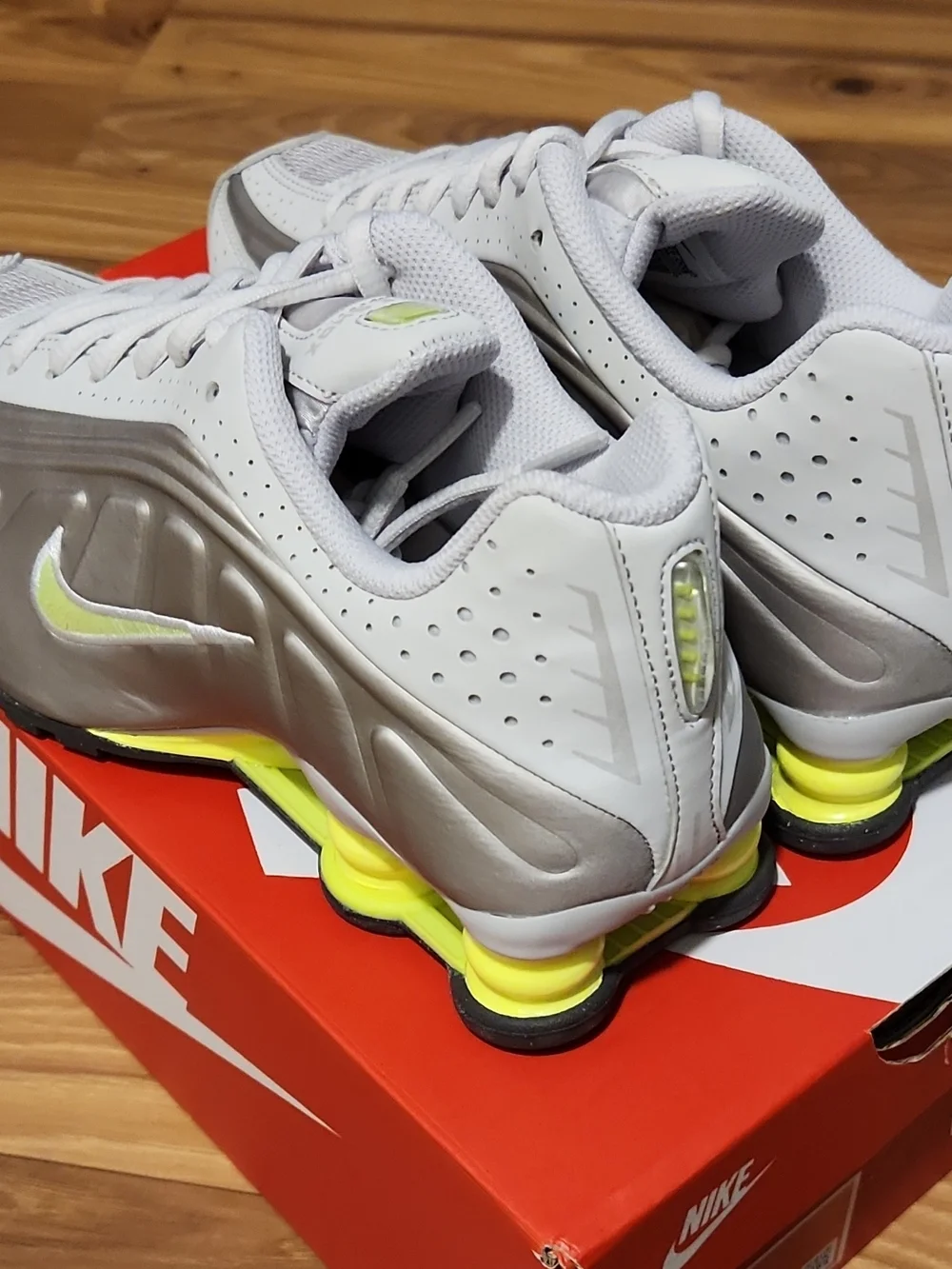 Nike GS Shox R4 size 5 Youth Grey Volt green CW2626-008 big kids 5y with box